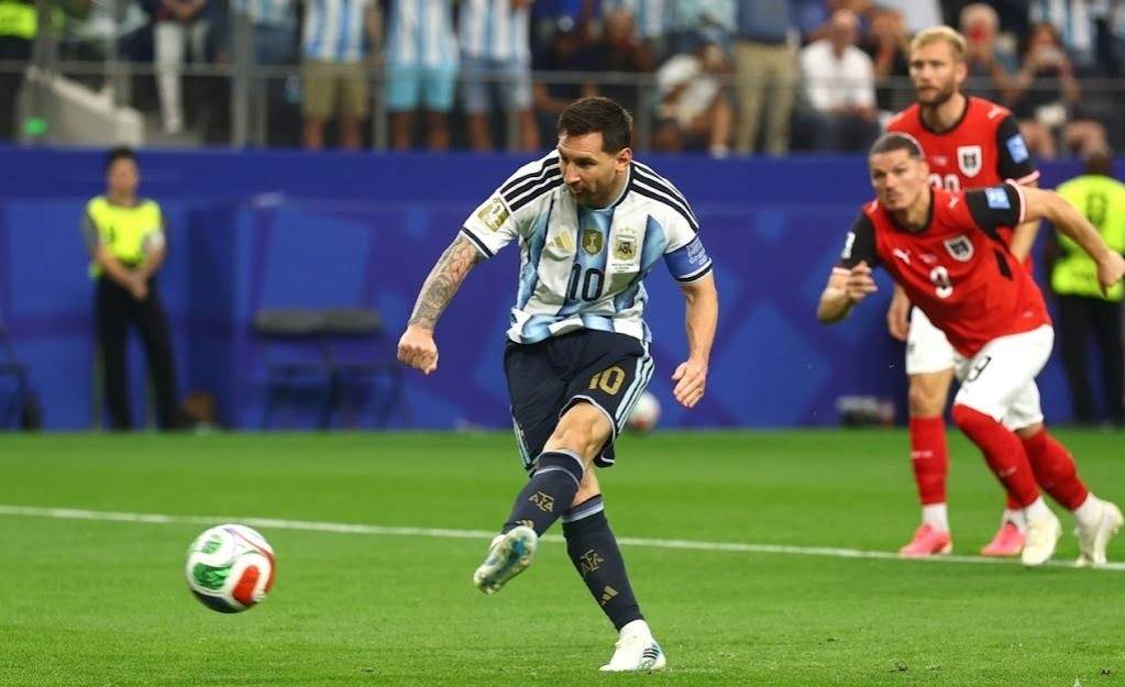 Lionel Messi in Argentinas light blue and white striped 10 jersey stands on the green pitch with his head down and hands on hips after missing a penalty The goal net is visible behind him The stadium crowd is blurred in the background at Dallas Stadium during the FIFA World Cup 2026 Group J match vs Austria June 22 2026  trybalnews