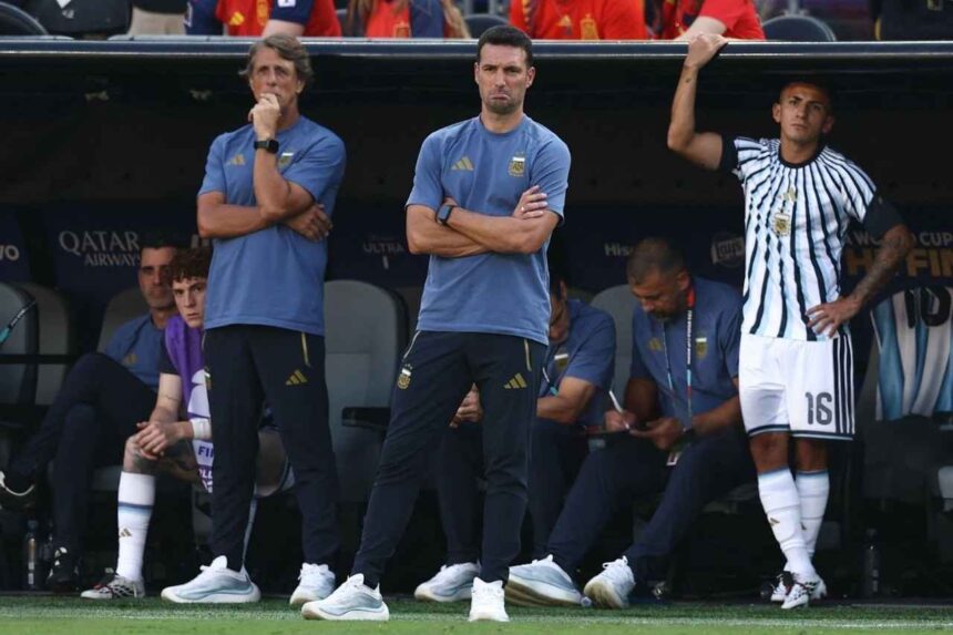 Argentina head coach Lionel Scaloni stands on the touchline with arms crossed wearing a blue Argentina tracksuit watching the FIFA World Cup 2026 Final between Argentina and Spain at New YorkNew Jersey Stadium in East Rutherford on July 19 2026  trybalnews