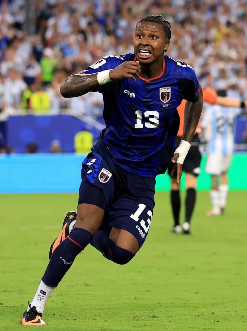 Footballer in a blue kit with number 13 and FCF crest sprinting on a grass pitch during a match  trybalnews