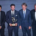 Comos Spanish coach Cesc Fabregas second from left smiles while holding the AIC Coach of the Year award trophy He poses next to Italy national team head coach Roberto Mancini second from right at the Italian Footballers Association gala and awards ceremony at La Scala Theatre in Milan Italy on September 2 2026 All four men are in suits on a blue stage backdrop  trybalnews