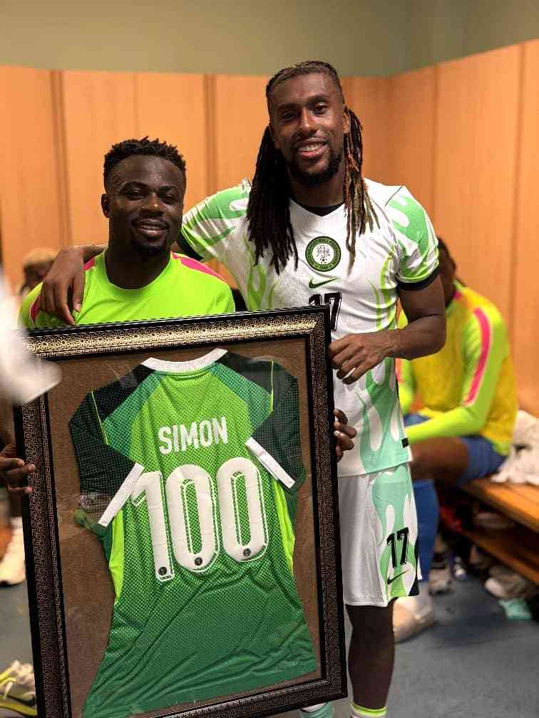 Moses Simon poses with a framed jersey alongside Alex Iwobi to celebrate his 100th cap for the Super Eagles Credit Super Eagles Media  trybalnews