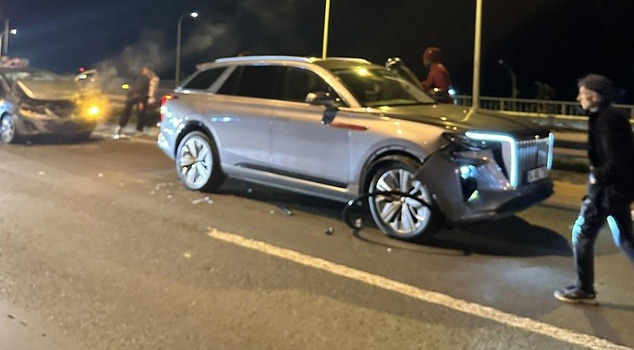 Andre Onana Damaged Vehicle Trybal News Silver SUV with severe front right damage stopped on highway at night after chain collision in Yomra Trabzon Trabzonspor goalkeeper Andre Onana was involved in traffic accident with family after Hearts match trybalnews