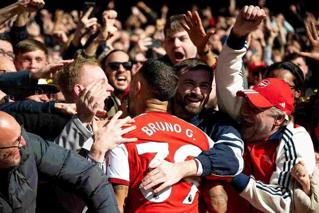 Bruno Guimaraes Trybal News Arsenal player Bruno Guimaraes wearing number 39 celebrates with fans in the stands after scoring He is surrounded by cheering supporters in Arsenal colours at Emirates Stadium with fans reaching out to touch him trybalnews