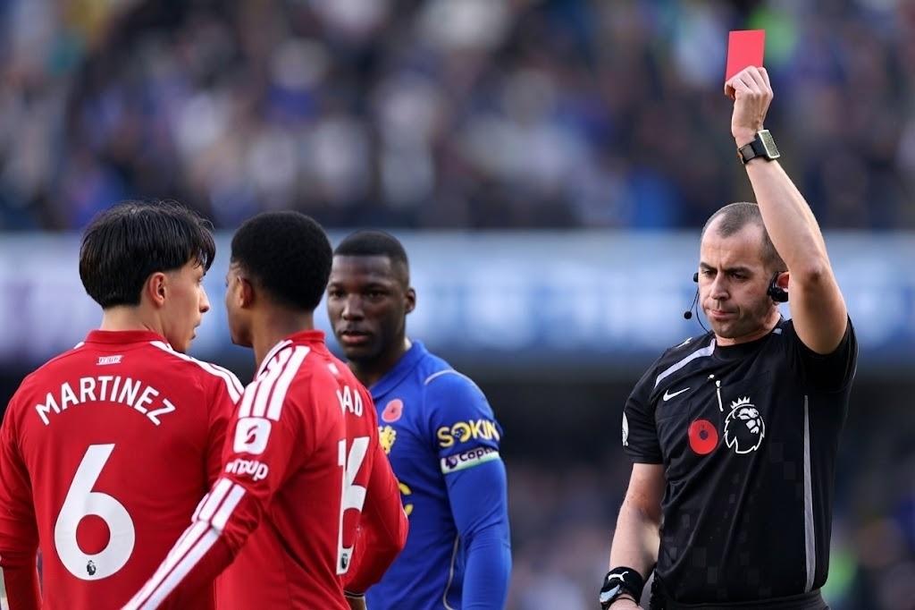 Referee Peter Bankes holds up a red card to Manchester United defender Lisandro Martinez wearing the red No 6 shirt during the Premier League match against Chelsea at Stamford Bridge  trybalnews